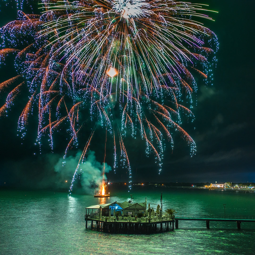 La Pagoda durante la notte di Ferragosto: sullo sfondo i fuochi d'artificio vengono sparati da una zattera in mezzo al mare